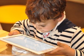 Çocukların akıllı telefon, tablet ve bilgisayar bağımlılığına dur demek için önerilen 7 yöntem