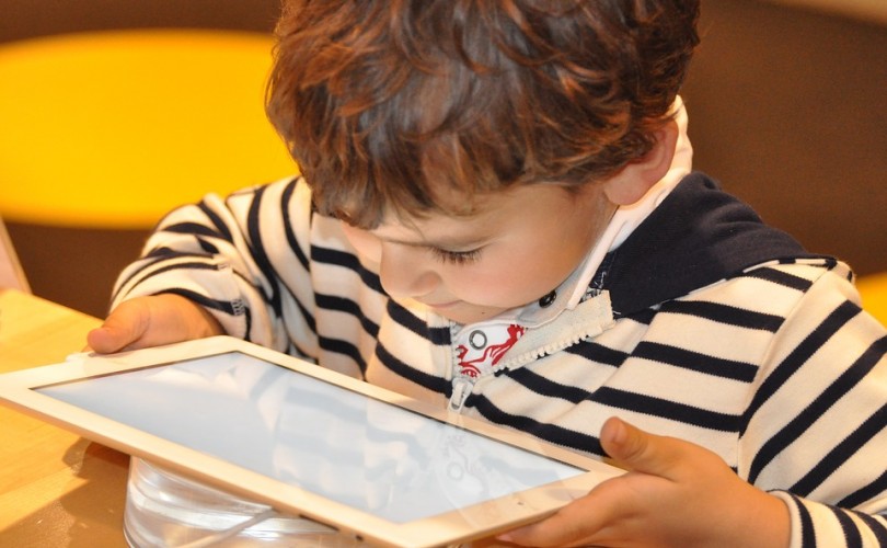 Çocukların akıllı telefon, tablet ve bilgisayar bağımlılığına dur demek için önerilen 7 yöntem