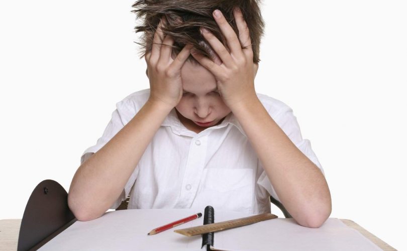 Ana babalar çocuklarının ev ödevlerini neden yapmamalı?