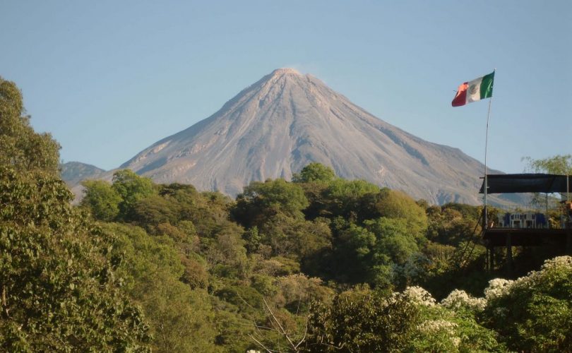 Colima yanardağı patlaması yakın çekimi