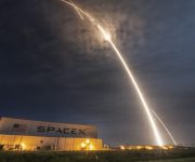 SpaceX, parasını ödeyen iki kişiyi Ay’a gönderecek