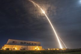 SpaceX, parasını ödeyen iki kişiyi Ay’a gönderecek