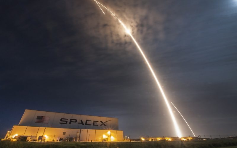 SpaceX, parasını ödeyen iki kişiyi Ay’a gönderecek