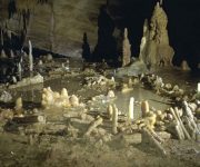 İnsanoğluna ait en eski yapılar, Neandertallerin eseri