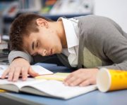 Okulun daha geç saatte başlaması, gençler için daha iyi olabilir