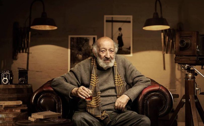 Fotoğraf karelerinin içlerinde Ara Güler var