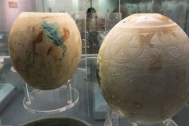 Antik çağlarda devekuşu yumurtalarını süs için boyamışlar