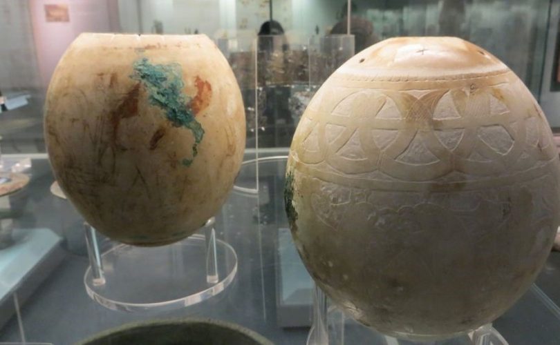 Antik çağlarda devekuşu yumurtalarını süs için boyamışlar