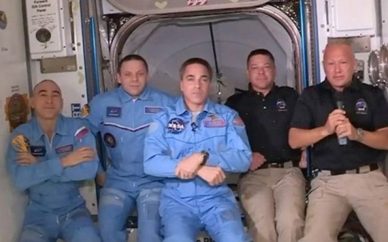 Crew Dragon uzay istasyonuna başarıyla kenetlendi
