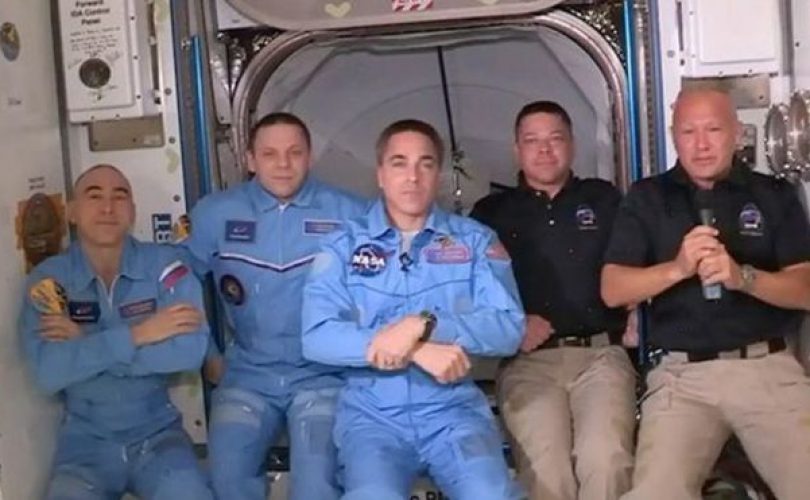 Crew Dragon uzay istasyonuna başarıyla kenetlendi