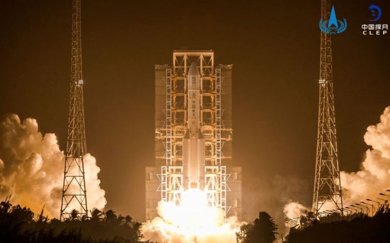 Çin’in “Chang’e 5” uzay aracı Ay’a indi