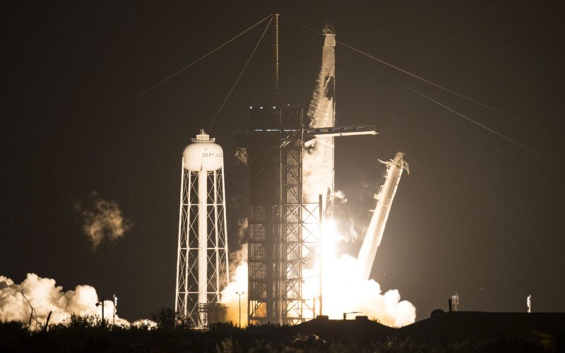 SpaceX ve NASA uzaya ilk operasyonel astronot görevini başlattı
