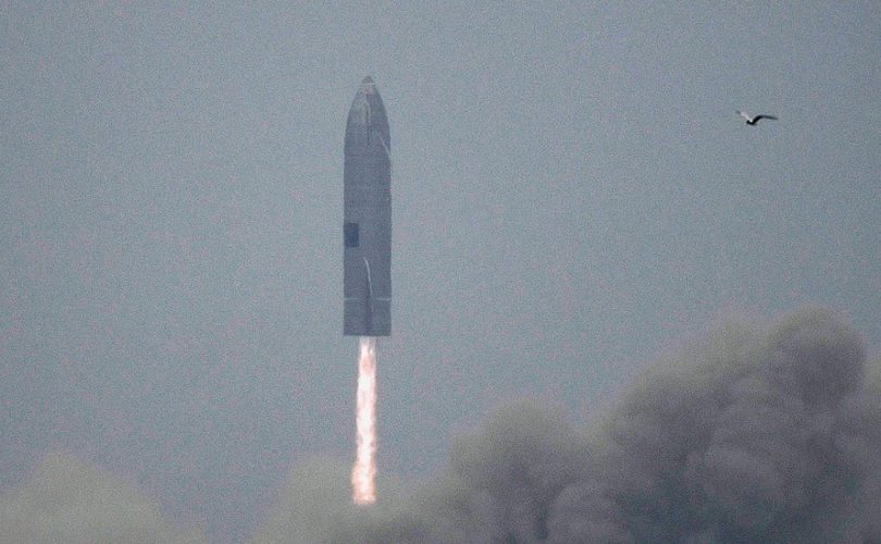 SpaceX’in Starship’i ilk defa patlamadan indi, Blue Origin ilk uzay uçuşu için açık artırma başlattı