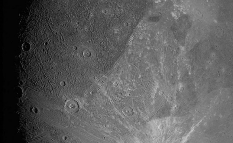 NASA, Jüpiter’in uydusu Ganymede’i fotoğrafladı