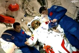 Çinli taykonotlar yeni uzay istasyonundaki ilk uzay yürüyüşünü yaptı