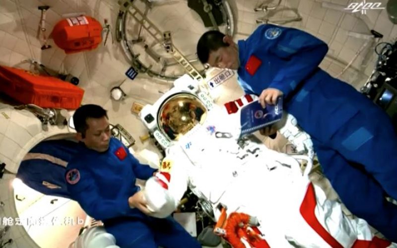 Çinli taykonotlar yeni uzay istasyonundaki ilk uzay yürüyüşünü yaptı