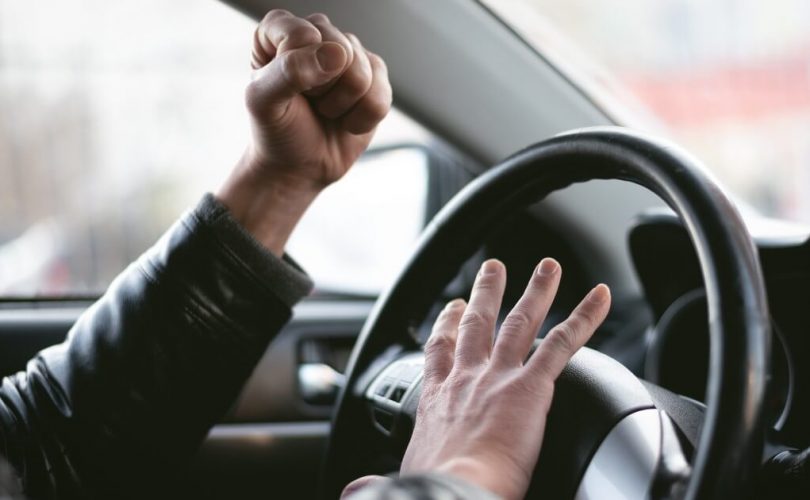 Saldırgan sürücü davranışları: Yol öfkesi