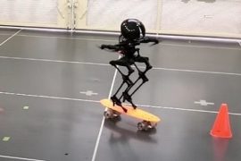 Kaykay üzerinde bir robot