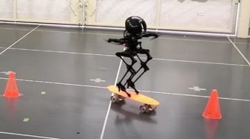 Kaykay üzerinde bir robot