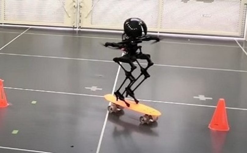 Kaykay üzerinde bir robot