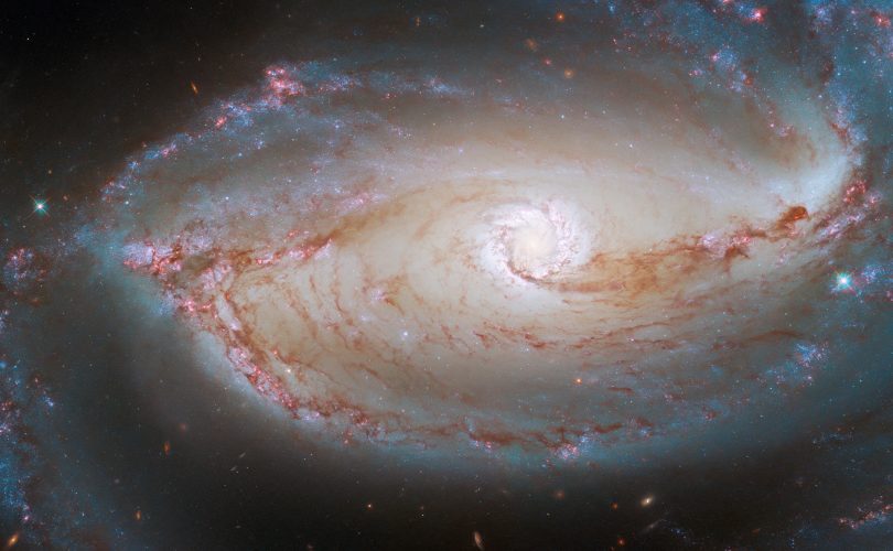 Hubble 48 milyon ışık yılı uzaklıktaki galaksiyi görüntüledi