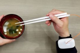 Japonya’dan fazla tuz tüketimine çözüm: Elektrikli yemek çubukları