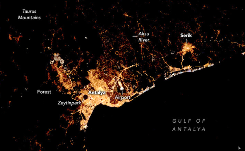 Astronotun gece yolculuğu: Antalya, Türkiye’den muhteşem bir manzara