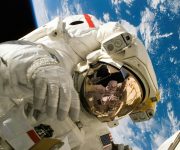 ABD’li astronot, yörüngede geçen 7 ayın ardından ilk uzay yürüyüşünü yaptı