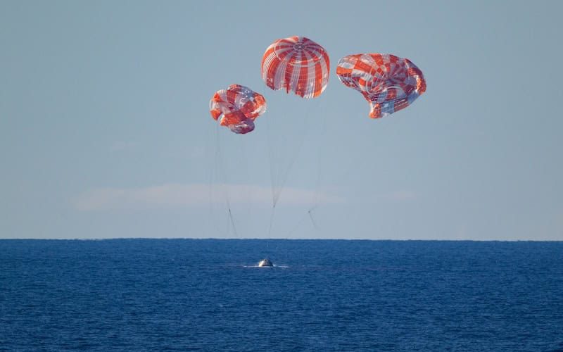 Ay’a yerleşmenin ilk aşaması başarıyla bitti:  Artemis II Ay görevi suya indi